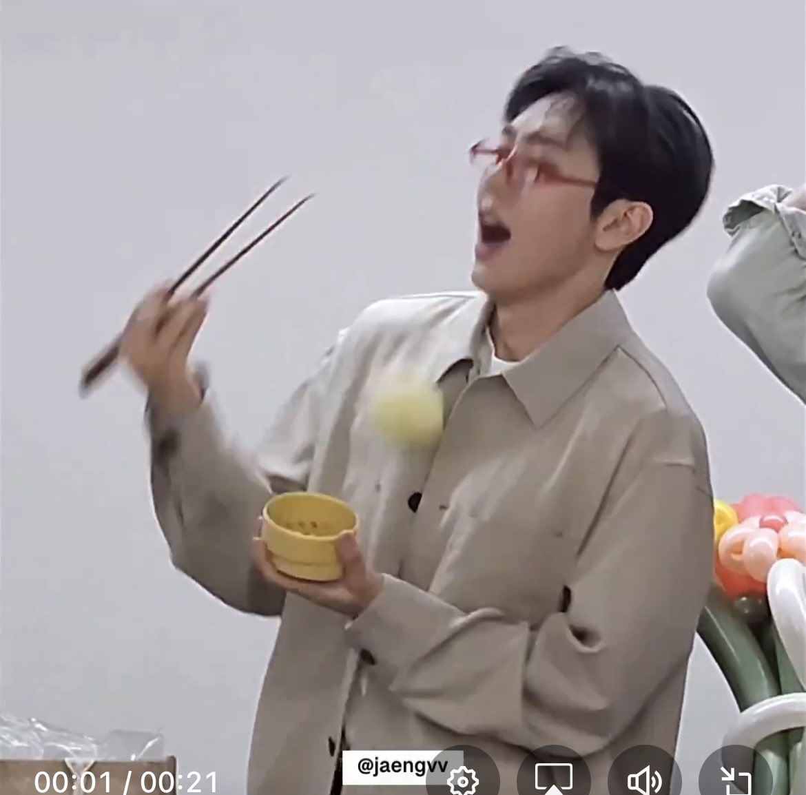 lofimrevol's tweet photo. ㅋㅋㅋㅋㅋㅋㅋㅋㅋ 젓가락 쥐고 있는 찹탕이랑 만두 놓치는거 언제 안 웃기지 ㅜ 아 https://t.co/WwCtwAJqHm