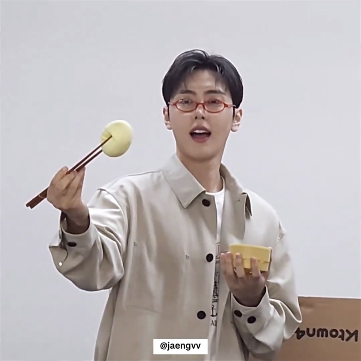 lofimrevol's tweet photo. ㅋㅋㅋㅋㅋㅋㅋㅋㅋ 젓가락 쥐고 있는 찹탕이랑 만두 놓치는거 언제 안 웃기지 ㅜ 아 https://t.co/WwCtwAJqHm