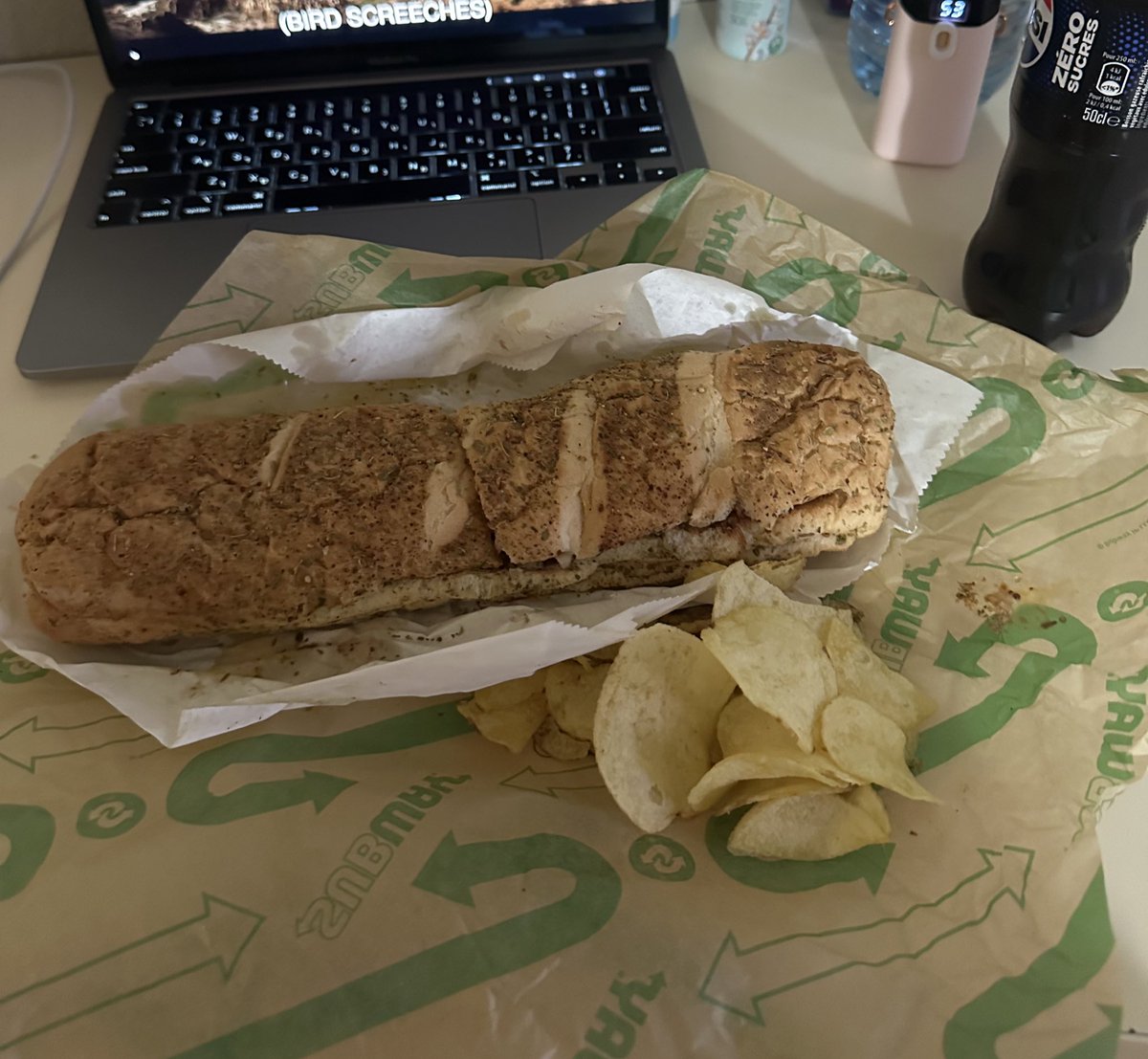 כריך עם צ׳יפס גרסת חו״ל כי אין לי מטבח