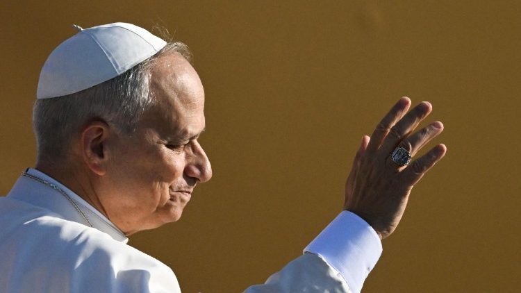 En raison des températures élevées, l'audience générale de ce mercredi se tiendra dans la salle Paul VI. Ensuite, le Saint-Père se rendra dans la basilique Saint-Pierre pour saluer ceux qui n'ont pas trouvé de place dans la salle et qui ont suivi l'audience sur les écrans.