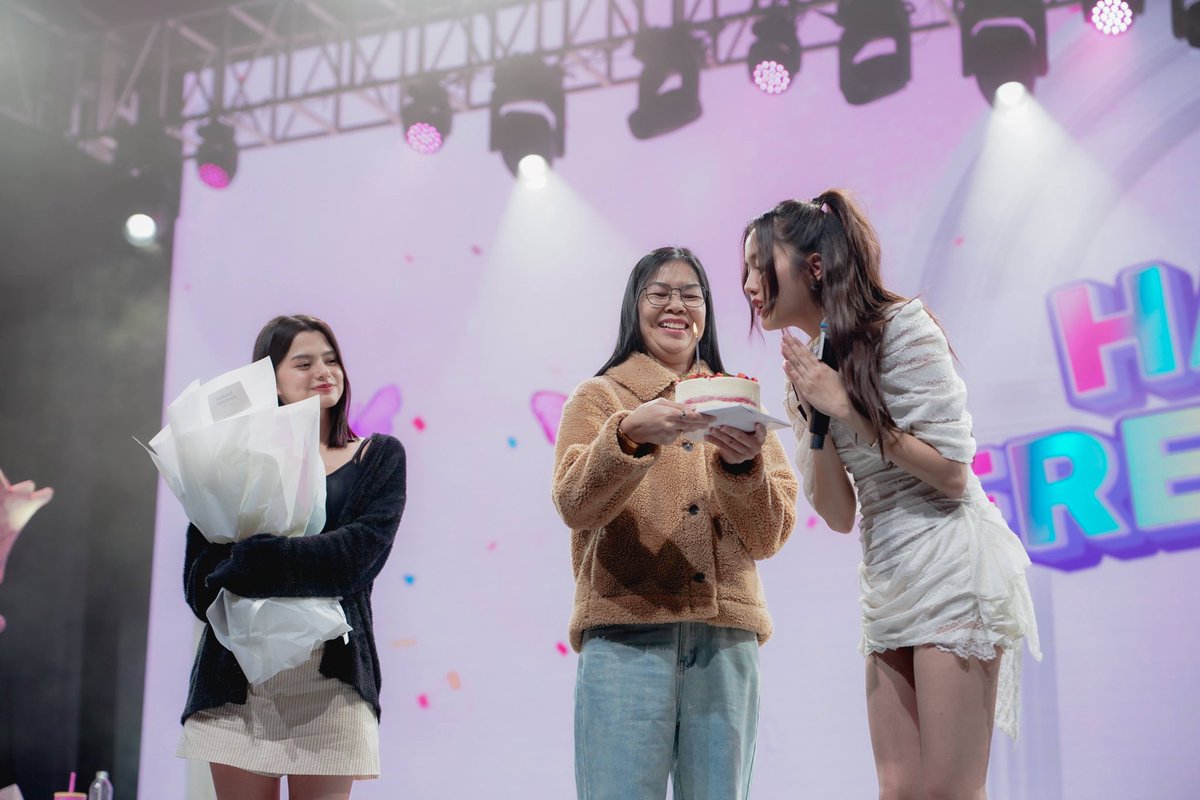 dailyboomm's tweet photo. "ฟรีน สโรชา" เสิร์ฟอะไรใหม่ๆ ฉลองวันเกิด27ปี INFREENNITY ทอล์คโชว์ความลับซุปตาร์ 
แฮปปี้ฟรีนเดย์ งานฉลองคอนเสิร์ตวันเกิด27ปีบริบูรณ์ ของซุปตาร์เกิร์ลเลิฟ "ฟรีน สโรชา จันทร์กิมฮะ" ที่ปีนี้ขอเสิร์ฟอะไรใหม่ๆ จัดทอล์คโชว์สุดพิเศษ "INFREENNITY เพราะรักไม่สิ้นสุด" #ฟรีนสโรชา #ฟรีนเบค‌ https://t.co/z3d5phhulM