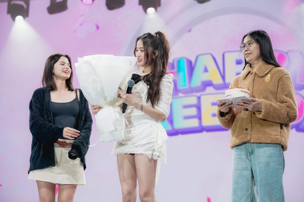 dailyboomm's tweet photo. "ฟรีน สโรชา" เสิร์ฟอะไรใหม่ๆ ฉลองวันเกิด27ปี INFREENNITY ทอล์คโชว์ความลับซุปตาร์ 
แฮปปี้ฟรีนเดย์ งานฉลองคอนเสิร์ตวันเกิด27ปีบริบูรณ์ ของซุปตาร์เกิร์ลเลิฟ "ฟรีน สโรชา จันทร์กิมฮะ" ที่ปีนี้ขอเสิร์ฟอะไรใหม่ๆ จัดทอล์คโชว์สุดพิเศษ "INFREENNITY เพราะรักไม่สิ้นสุด" #ฟรีนสโรชา #ฟรีนเบค‌ https://t.co/z3d5phhulM