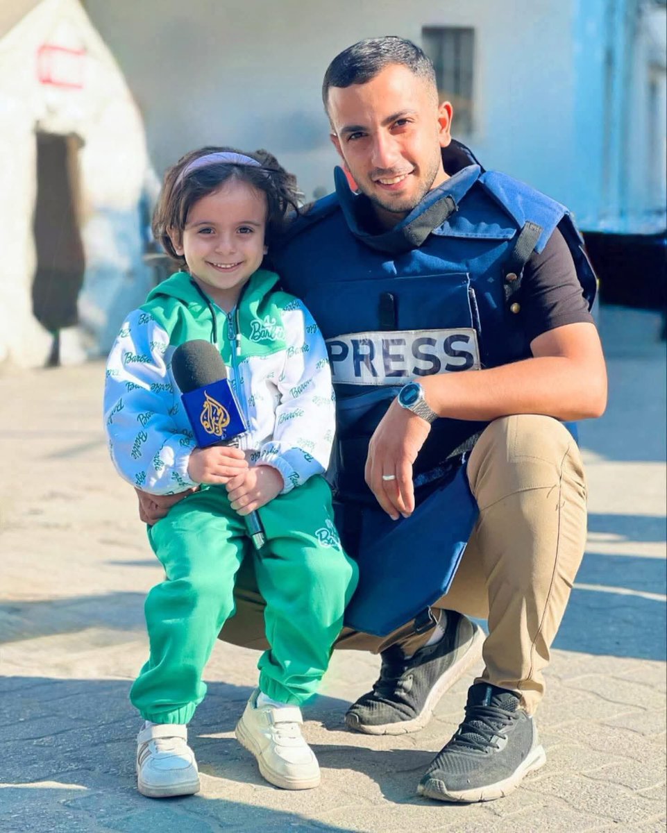 أنس من مواليد ١٩٩٦ عنده ٢٩ سنة كان لا يملك إلا صوته وقدم من خلاله للأمه ما لم تقدمه دول بأكملها 

ربح البيع يا أنس

نبكى أنفسنا وعجزنا وتقصيرنا 

#أنس_شهيد 
#أنس_الشريف_شهيدا 
#انس_الشريف 💔