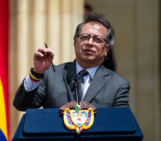 ¿Estas a favor o en contra del presidente comunista de Colombia Gustavo Petro, exguerrillero M19 🇨🇴?

🔁 A favor
❤️ En contra