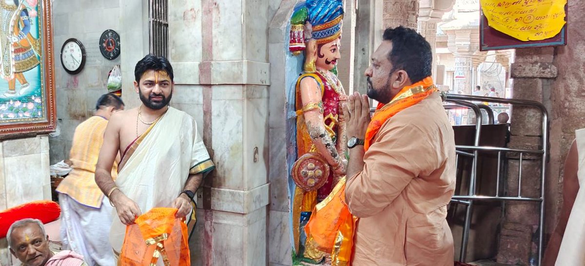 Kiritbhai_Patel's tweet photo. દ્વારકા જગત મંદિર ખાતે રાજાધિરાજ ભગવાન શ્રી દ્વારકાધીશના દિવ્ય દર્શન કરીને ધન્યતા અનુભવી. 

શ્રીકૃષ્ણ જન્મોત્સવ પર્વને લઈને લોકોમાં અનેરો ઉત્સાહ છે, જે અહીંના અલૌકિક અને ભક્તિમય વાતાવરણમાં સહજ અનુભવી શકાય છે.

જય દ્વારકાધીશ 🙏🏻 https://t.co/BaFQnHeGLm