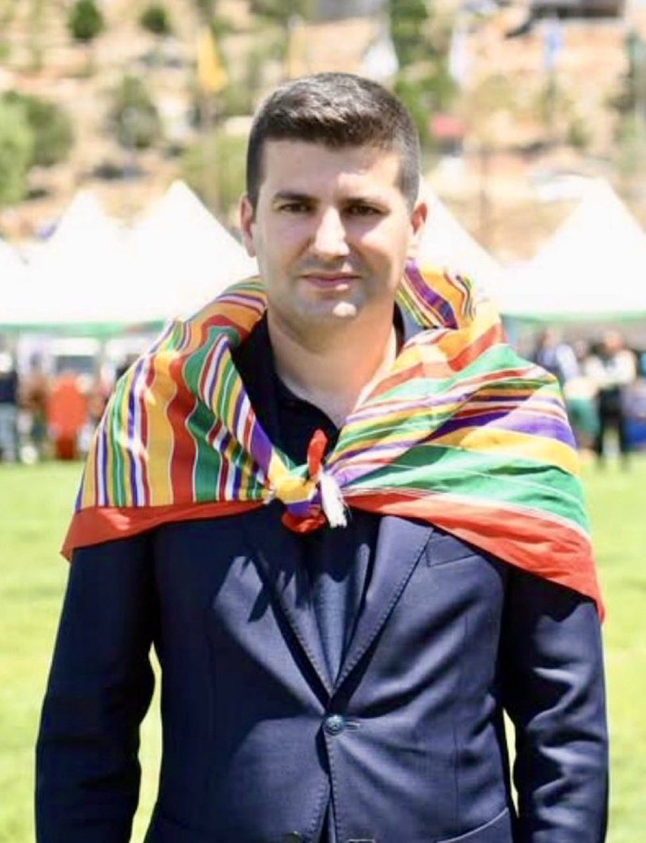 Yiğidin bakışı, korkağın kılıcından keskindir.

<a href="/ayyildirim1/">Ahmet Yiğit Yıldırım</a>