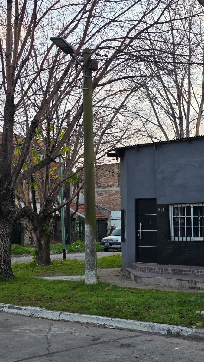 alitofz's tweet photo. @MunicipioLdeZ desde el 14/07 estoy pidiendo la reparación de la luminaria ubicada en Fonrouge 1001. A la fecha ni noticias. Gestión *G231931* https://t.co/0Tzl2qWx2L