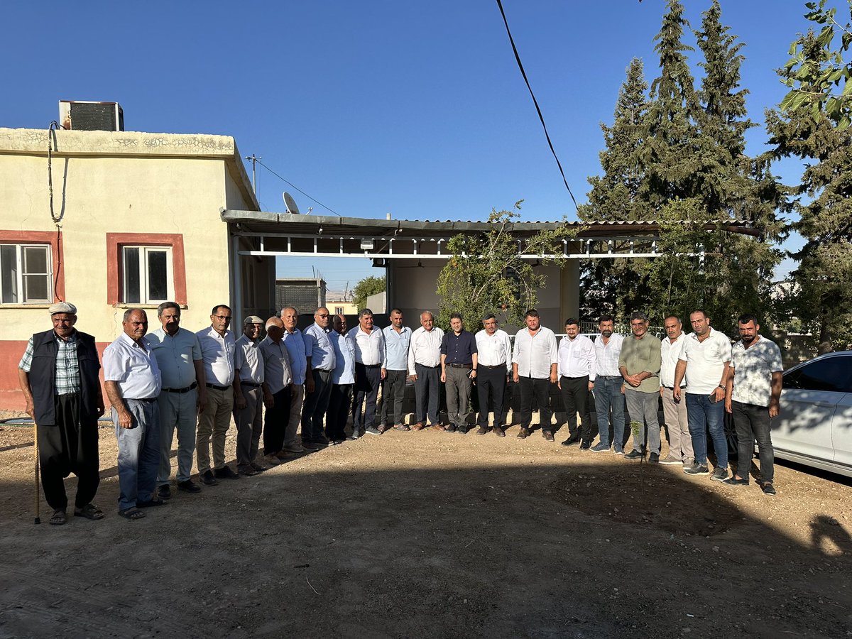 AliSahin501's tweet photo. 📍KARKAMIŞ KORKMAZLAR MAHALLESİ

Gaziantep Büyükşehir Belediye Başkan Vekilimiz Arif Seçkin, Karkamış Belediye Başkanımız Mustafa Güzel, AK Parti Gaziantep İl Başkan Yardımcılarımız, AK Parti Karkamış İlçe Başkanımız Hacı Ayvaz Çiçek, Kadın Kolları ve Gençlik Kolları teşkilat mensuplarımızla birlikte Korkmazlar Mahalle muhtarımız Eyüp Korkmaz Bey ve sakinlerimizi ziyaret ettik. İhtiyaçlarımız konusunda çalışmalar yaptık… 

@Akparti 
@AKPartiG_Antep
@mustafaguzel027 
@AyvazHac18390 
@arifseckinn 
@yilmaz_huseyinn 
@akpartikarkamis