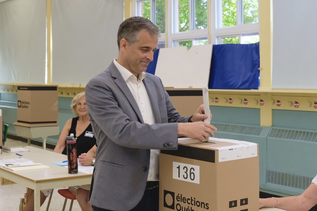 Ça y est, c’est fait ! J’ai voté chez moi, à Saint-Ferdinand ! 🗳️

C’est un privilège et particulièrement marquant pour moi de pouvoir voter ici. Tant de choses ont commencé ici et de savoir que si vous m’accordez votre confiance, que je pourrais nous représenter à l’Assemblée