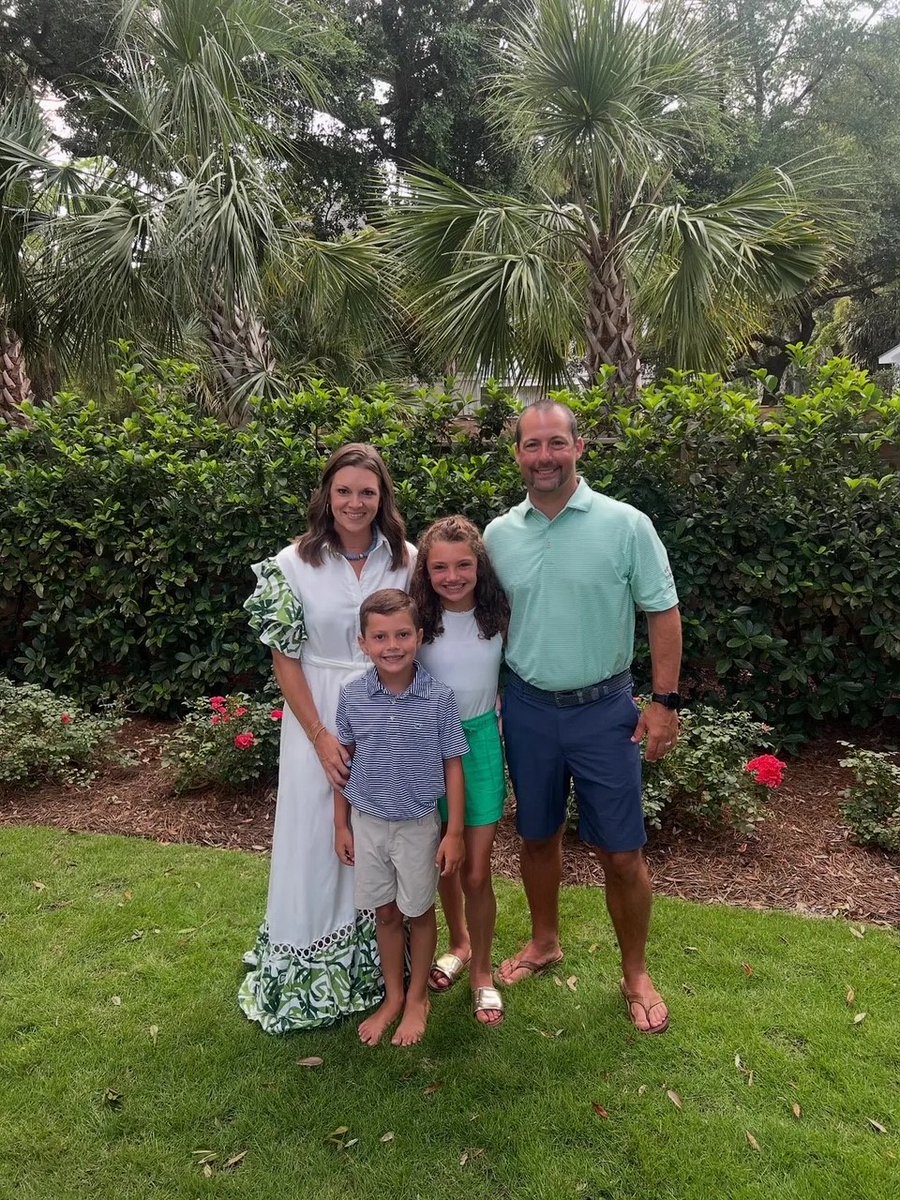 del_farm's tweet photo. Happy Birthday to my wonderful bride and glue to our family. Thank you for all that you do and we love you! https://t.co/CiDkfsbBml