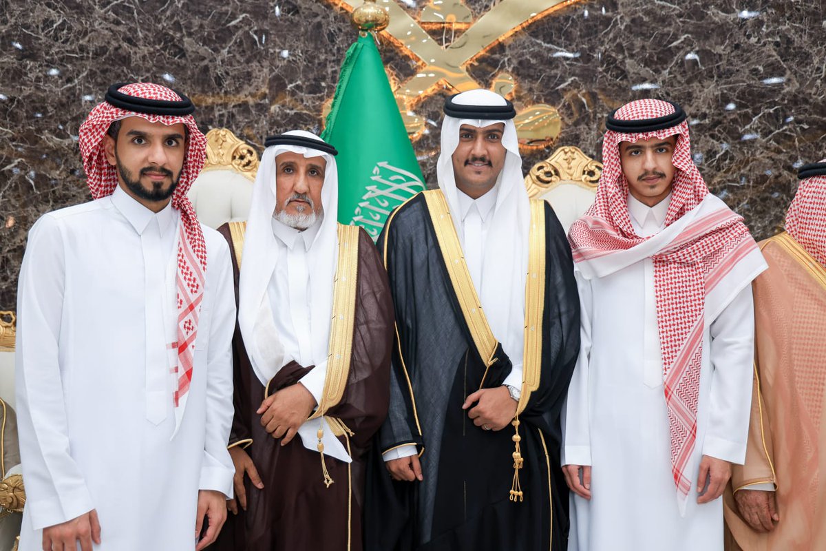 albdahrasheed's tweet photo. مع إخواني الكرام
@kb13751
@malbdah1
@al_bdah
@i_albdah
@salehalbdah

وأبنائي الغالين(عبدالله وفيصل) في زواج إبن الأخ العريس معاذ بن خالد البداح النوفل بحضور العائلة والاصدقاء.
أسأل الله له التوفيق وحياة زوجية سعيدة. https://t.co/TIiE1Bu8Hc