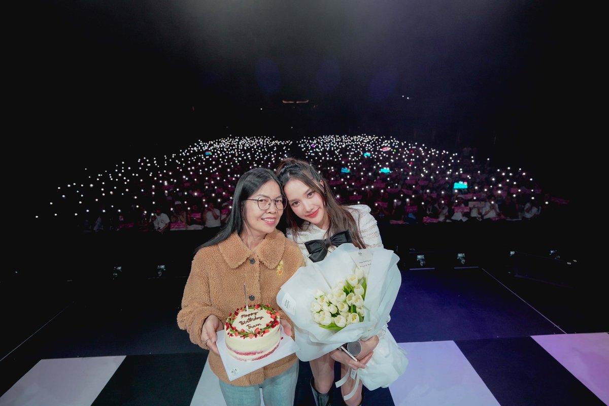 dailyboomm's tweet photo. และเซอร์ไพร์สซ้อนเซอร์ไพร์ส เมื่อคู่จิ้นคู่ใจ "เบ็คกี้-รีเบคก้า" เคลียร์คิวด่วน วิ่งมาจากสตูดิโอที่เพิ่งถ่ายงานเสร็จสดๆร้อนๆ หอบดอกไม้สีขาวช่อต่อ โชว์พลังรักบริสุทธิ์ห่วงใยมอบให้บนเวที พร้อมด้วย "แม่นัน" ที่หอบเค้กและคำอวยพรอันเป็นมงคลเพื่อมอบให้กับลูกสาวสุดที่รัก https://t.co/Uiha7fRmJR