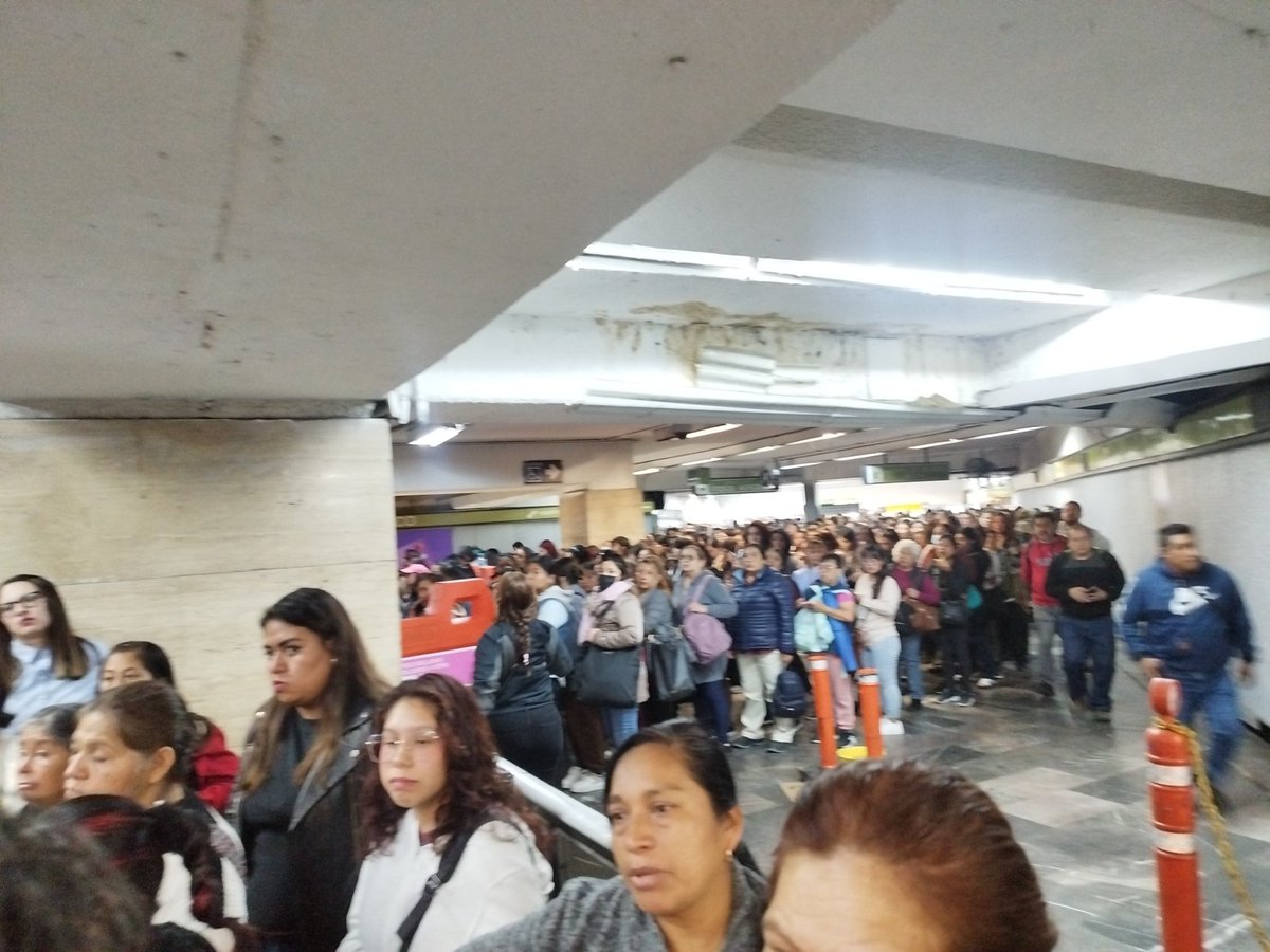 InfoMetroMX's tweet image. 🚨METRO🚨
#ULTIMAHORA 
De igual manera la #Linea3 del #MetroCDMX
Presento fallas y retrasos significativos está mañana 
#FelizLunesATodos #BuenosDías #infometromx