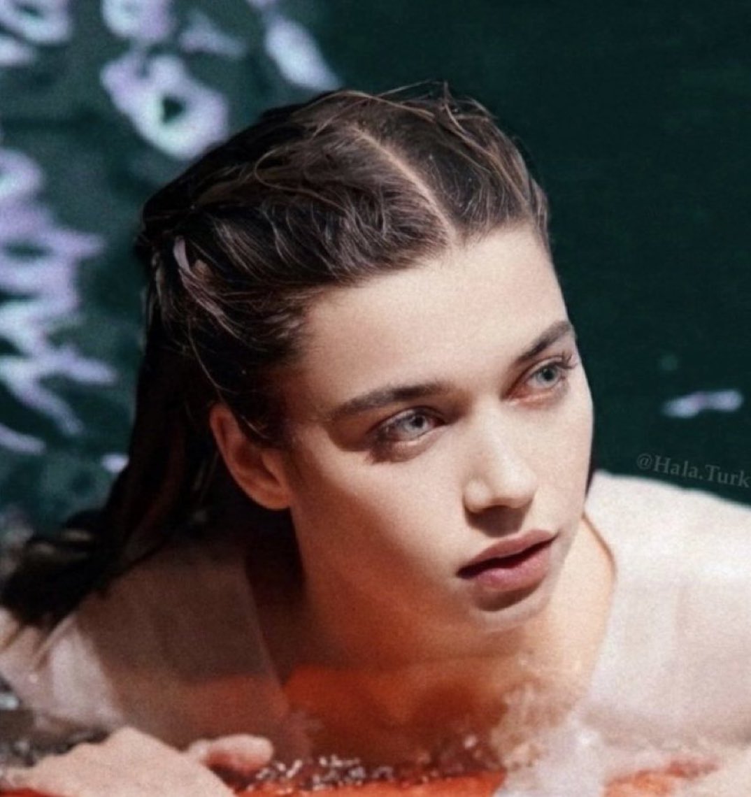 Burada cidden bir su perisi goruyorum. 🧚 

#AfraSaraçoğlu