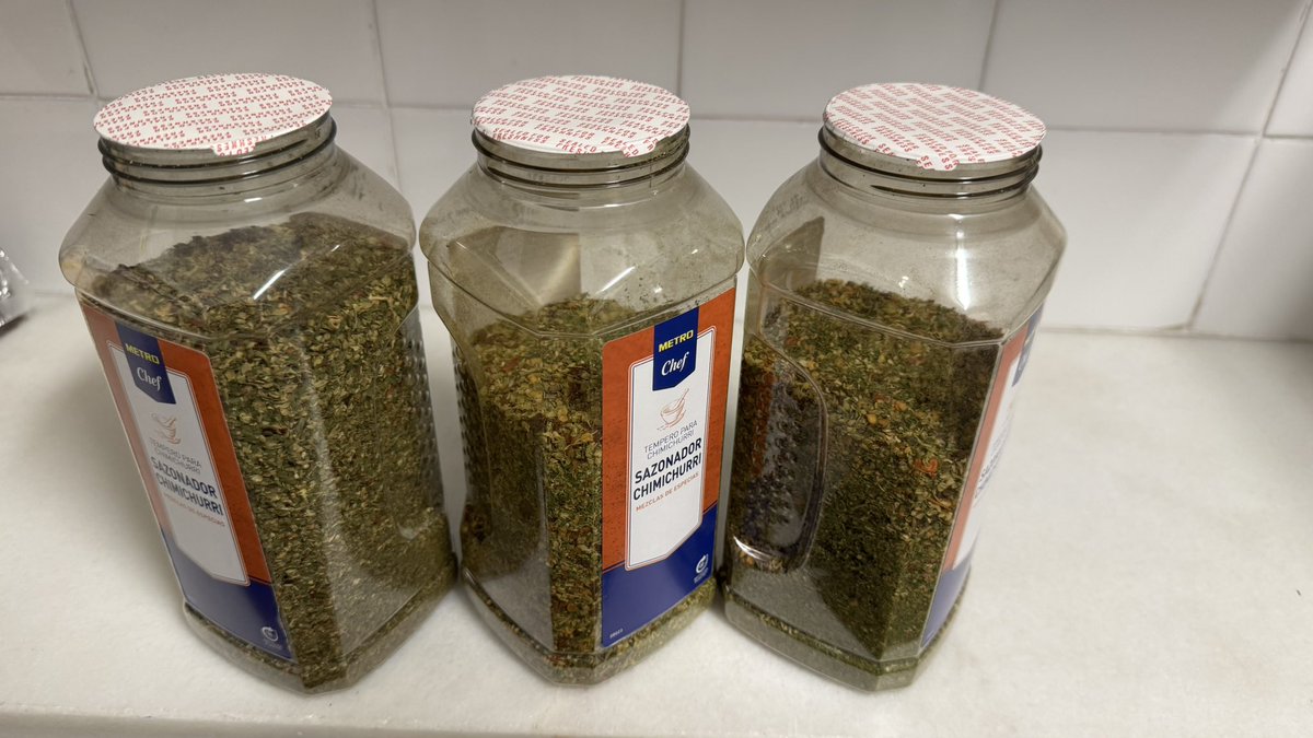 Alesss (@alesssj4) on Twitter photo .<a href="/makroESP/">Makro España</a> compré chimichurri la semana pasada (2 de la derecha) y me pareció q estaba un poco vacío así que lo comparé con uno que compré hace dos meses (izquierda). Le sacaron tanto contenido que es equivalente a subir el precio entre 10% y 20%! 😬😬 .<a href="/makroESP/">Makro España</a> compré chimichurri la semana pasada (2 de la derecha) y me pareció q estaba un poco vacío así que lo comparé con uno que compré hace dos meses (izquierda). Le sacaron tanto contenido que es equivalente a subir el precio entre 10% y 20%! 😬😬