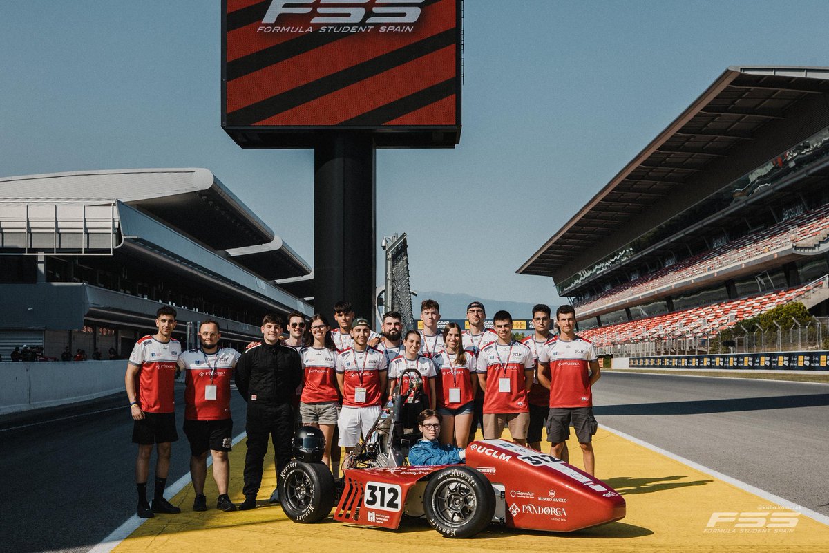 angelluis_mr's tweet photo. Acabó una magnífica semana en @FS_Spain Faltó un poquito de suerte, pero nos sobra compromiso, trabajo, ingenio, ilusión... Con la experiencia de esta semana sé que el año que viene pasaremos todas las pruebas. ¡Estoy muy orgulloso de vosotros! @UCLMRacingTeam https://t.co/UTYempMLUa