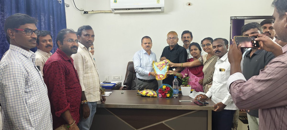 ఈరోజు నూతనంగా ములుగు జిల్లా గ్రామీణ అభివృద్ధి సంస్థ అధికారిగా బాధ్యతలు స్వీకరించిన సందర్భంగా ములుగు జిల్లాలో ఉన్న ఉపాధి హామీ పథకం ఉద్యోగ బృందం తరపున *గౌరవ డిఆర్డిఓ శ్రీ శ్రీనివాస్ సార్ గారిని* గౌరవ *ఏపీడి సార్ గారితో* కలిసిమర్యాదపూర్వకంగాకలసి శుభాకాంక్షలు తెలపడంజరిగింది
🙏🌱💐