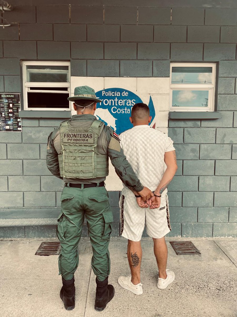 seguridadcrc's tweet photo. 📍Kilómetro 35 #Golfito #ZonaSurCR🇨🇷
#PolicíaDeFronterasCR detiene a sujeto buscado por tenencia de drogas y portación ilegal de armas permitidas, según lo ordenado por las autoridades judiciales de Osa y Corredores.
#FronterasSegurasCR https://t.co/KS3RP0Oqle