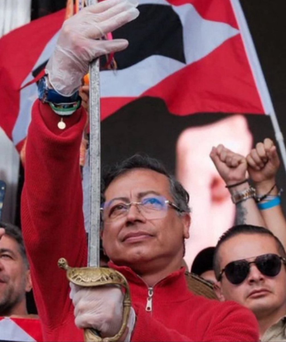 FrankPortillaT's tweet photo. Este fue el día que nos juraron a todos los colombianos que nos iban a matar. Mientras empuñaba un arma sacó una bandera y gritó que la guerra era a muerte, después de eso mataron @MiguelUribeT 
Debemos entender que quien hoy gobierna es un Grupo delincuencial organizado, son sicarios y masacradores profesionales, son los que quemaron magistrados vivos sin importarles nada, son quienes han masacrado poblaciones enteras, son quienes han violado niños de caserios completos, son quienes llegaban a pueblos lanzando cilindros bomba, son quienes toda su vida han vivido de asesinar personas  para conseguir lo que desean.  Candidato o político que me diga o vea que saluda de mano o con cariño a @petrogustavo también es cómplice del asesinato a Miguel Uribe, candidato o político que me diga que toca sentarse a hablar con la izquierda criminal y asesina que mató a Miguel Uribe, tenemos que mandarlo de inmediato al carajo. NO MÁS CONTEMPLACIONES con estos criminales. Criminales que Vienen por todo, por su familia, su casa, su pensión, sus cuentas bancarias, su salud, sus hijos y sus vidas.