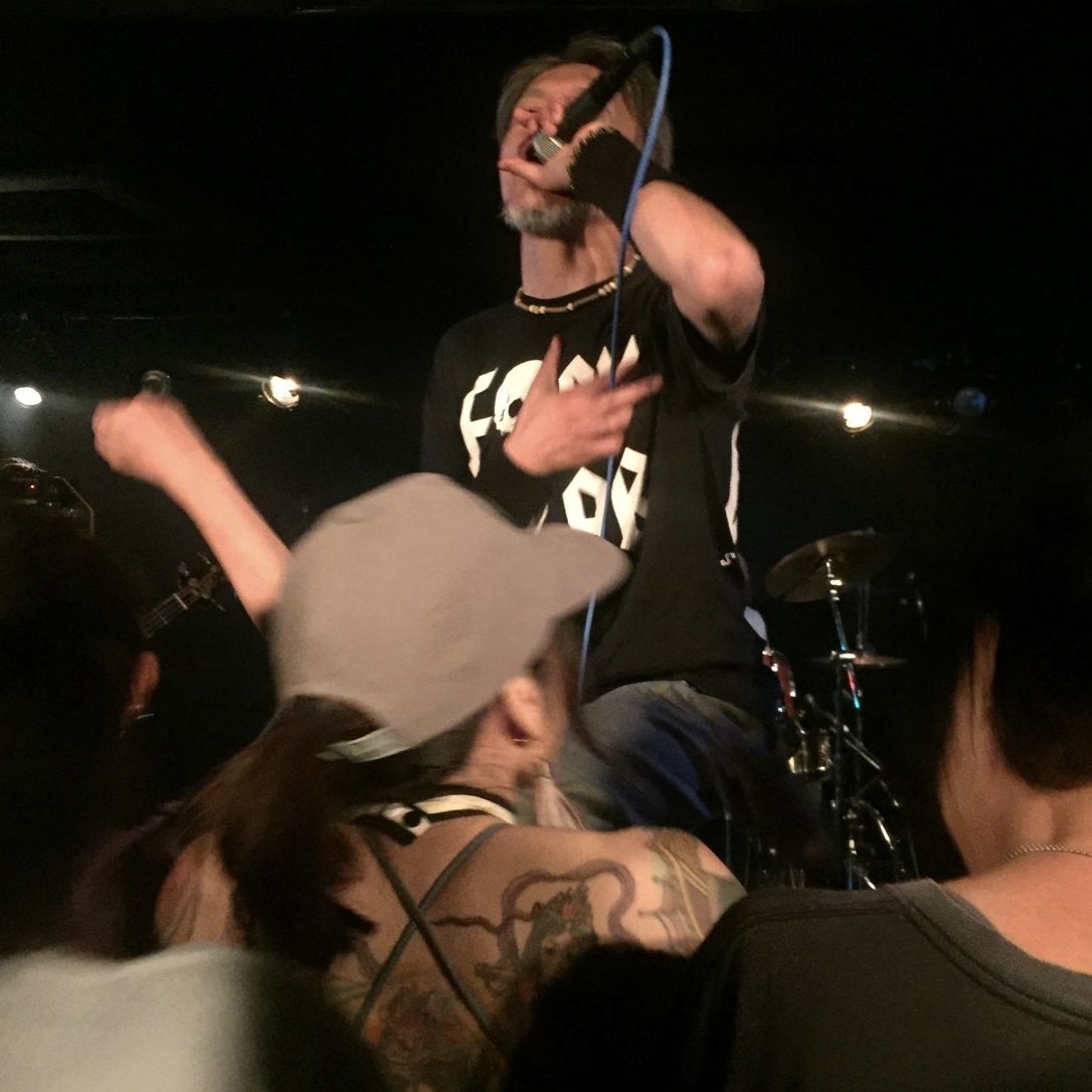 DESSERT復活⚡️
帰宅してもまだ興奮冷めやらず
→写真は7年前の単発復活ライブ
偶然撮られていたリュウジさんとわたくしの背中