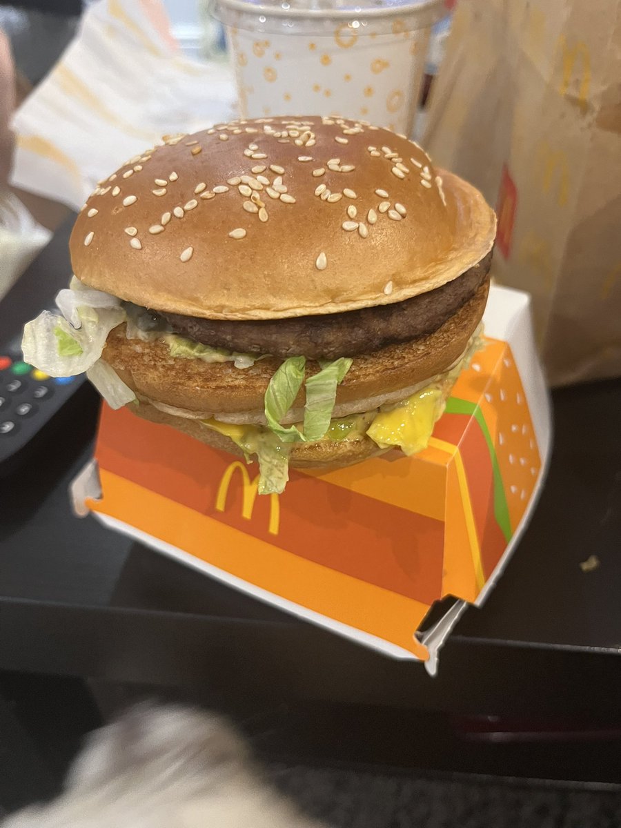 Kellyvic3's tweet photo. @McDonaldsUK my chicken Big Mac is a normal Big Mac apparently…… https://t.co/sg39SksrlY