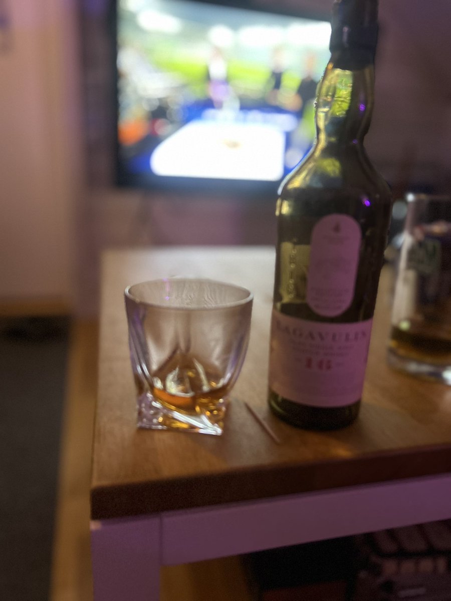 MasterG70's tweet image. Skål för Blåvitt! Elis och Kolbeinn, era jäkla hjältar!!!  Gurra, grym é du! Hela laget, bäst är ni!!! Skål för Blåvitt i en av de bästa som finns, Lagavulin 16!!!