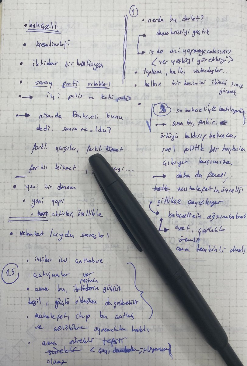 Sevgili Özge'nin beğenisi çok kıymetli 🙏

Ekranda konuşmak hem kolay, hem zor.

Kolay: Akademik makale gibi didik didik edilmez laflarınız. İyi duyuluyorsa, beğenilir. Beğenmeyen de doğru veya yanlış diye değil, seni sevmediğinden beğenmiyordur zaten.

Zor: Lafın şehvetine