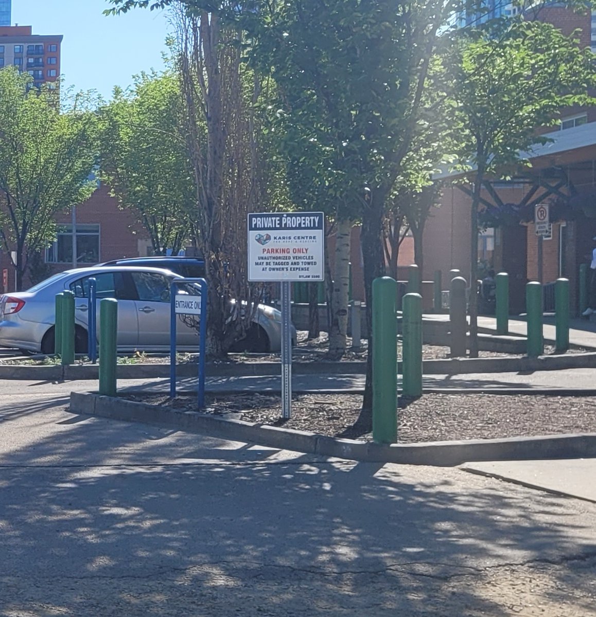 signaramaEDM's tweet image. Installed clear, custom signage for Karis Centre to help manage parking and protect their space. Built to last and easy to read!

#PropertySignage #ParkingSign #CustomSigns #SignInstall