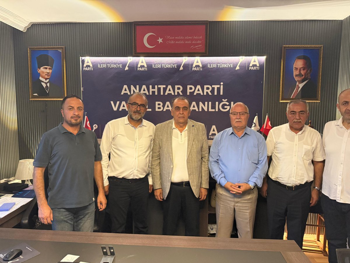 ŞUBE YÖNETİMİMİZ VE HİZMET-İŞ SENDİKASI GENEL BAŞKAN DANIŞMANIMIZ SAYIN MUSTAFA TAŞTEKİN İLE BİRLİKTE ANAHTAR PARTİ VAN İL BAŞKANI SAYIN OSMAN TANRITANIR'I MAKAMINDA ZİYARET ETTİK. MİSAFİRPERVERLİKLERİNDEN DOLAYI KENDİLERİNE TEŞEKKÜR EDERİZ.