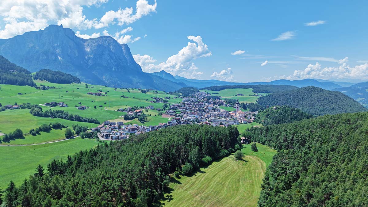 Blick auf Kastelruth vom Rund-Wanderweg Waldackerweg: 
seiseralm-schlerngebiet.com/schlerngebiet/…