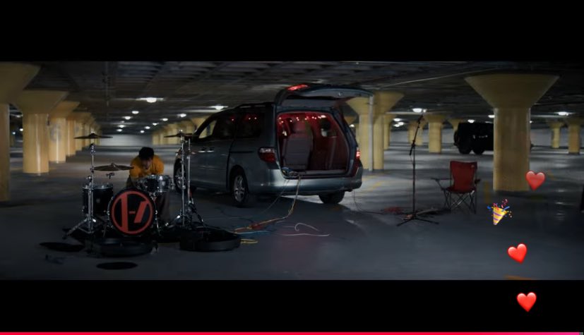 yoonjinjk's tweet photo. el fanatismo es raro, qué hago yo viendo armar la batería y el set a twenty one pilots en un live jajjajaja https://t.co/2Yru4L0wN4