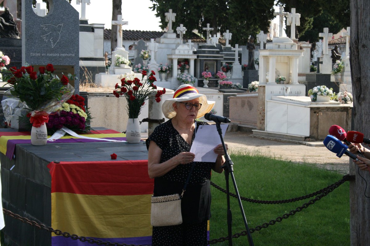 ⬛️ El 11 de agosto de 1936 empezó la noche más larga de #Mérida con la entrada en la ciudad de un ejército de mercenarios fascistas.

💐 Como cada año no olvidamos y pedimos verdad, justicia y reparación para las víctimas de la barbarie franquista.