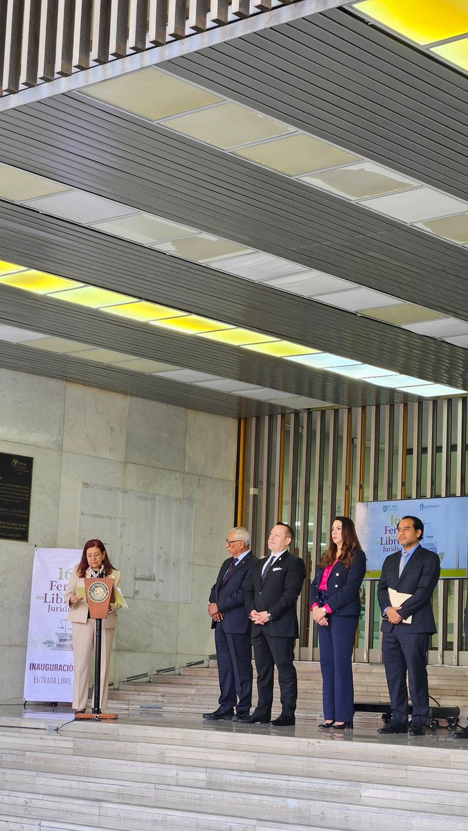 En representación del presidente del #PJCDMX , <a href="/MagRafaelGuerra/">Rafael Guerra Álvarez</a> , la magistrada Rosalinda Sánchez inaugura la 16a #FeriaDelLibroJurídico . Le acompaña el magistrado Alejandro González, en representación de la titular del <a href="/tsjoaxaca/">@TSJOaxaca</a> , <a href="/MgdaBereRamJim/">Magistrada Berenice Ramírez Jiménez</a>.