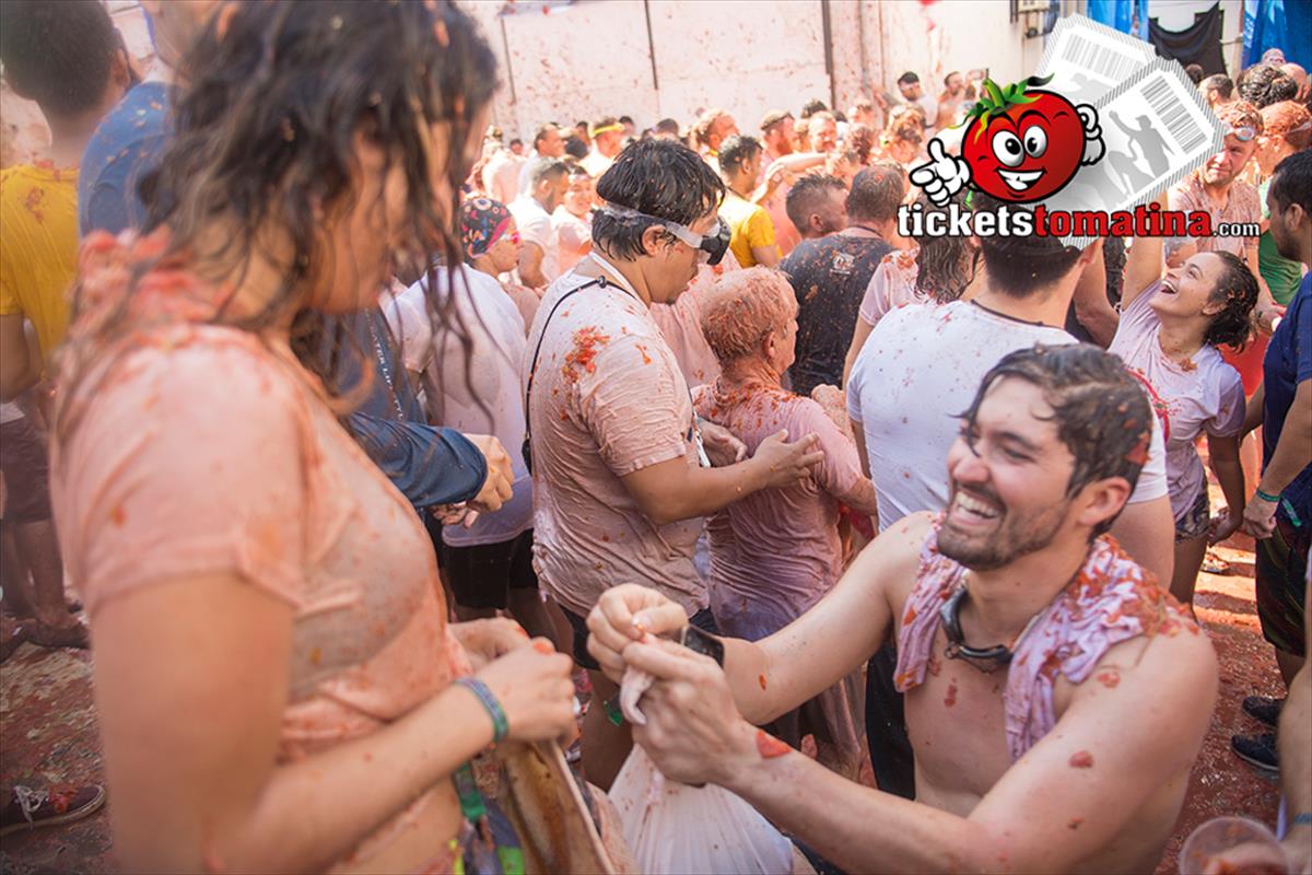 Think La Tomatina is just a tomato fight? Think again:

🤵 Wedding proposals mid-battle
🦄 Giant unicorn floats floating above the chaos
🎤 Rooftop karaoke sessions blasting “Despacito”
💦 Hose showers from apartment balconies

ticketstomatina.com/i/fnew/571/0/1…