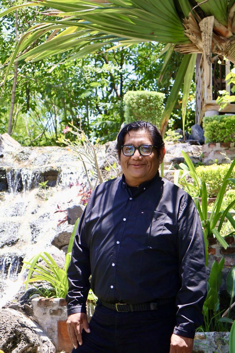 Hace unos días el Calendario Solar dictó una nueva vuelta #40ySiempre abrazamos la vida, la felicidad y el trabajo diario. Leer y tomar café alimentan el espíritu.
p.s pose suriana ✌🏾