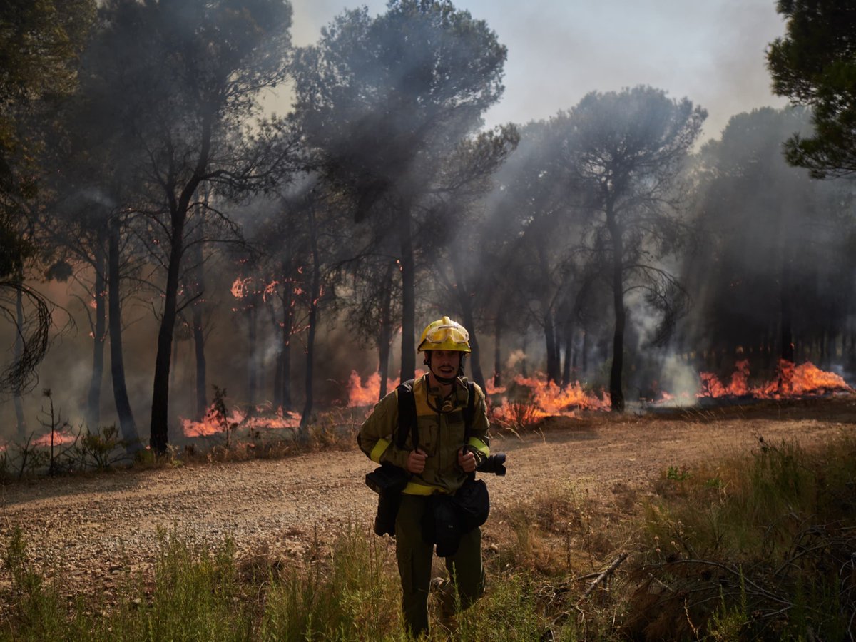 Herramientas en incendios forestales :
- Lanza
- Motosierra 
- Batefuegos 
- Olympus-OM System
- Nikon 
¿Como?
Si.
El fotoperiodismo de emergencias y sus protagonistas.
Personas con experiencia, formación y el valor suficiente para mostrarnos el trabajo de los bomberos forestales