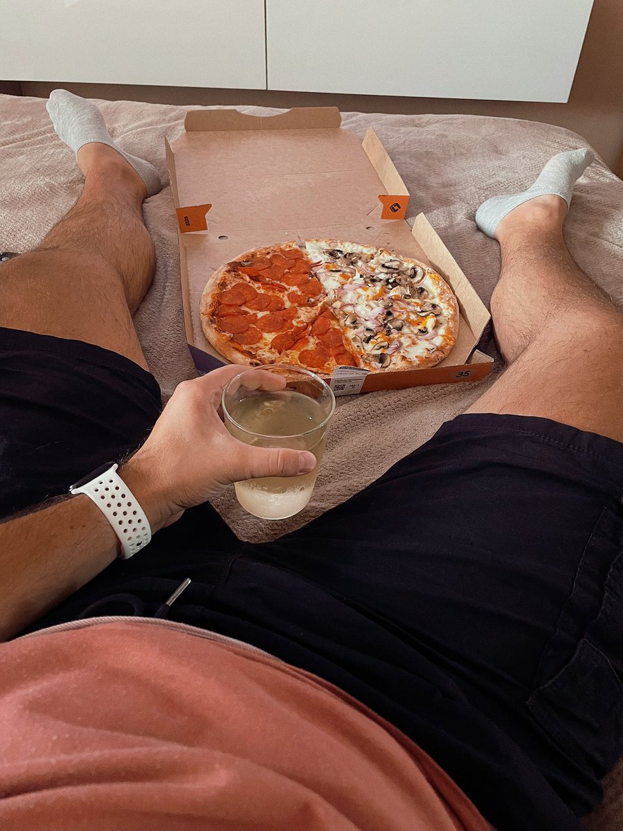 Сегодня такие одиночные вайбы, пицца из додо, вино и фильмец😌
