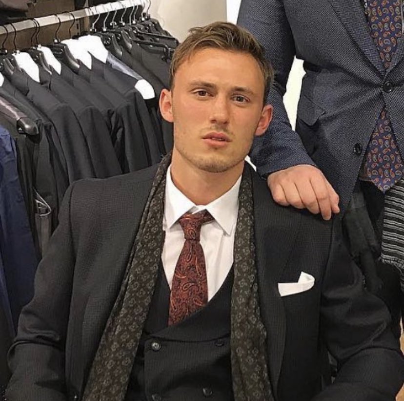 1amorbenfica's tweet photo. E esta foto rara do Aursnes 👔😂 https://t.co/Os9lfVriSh