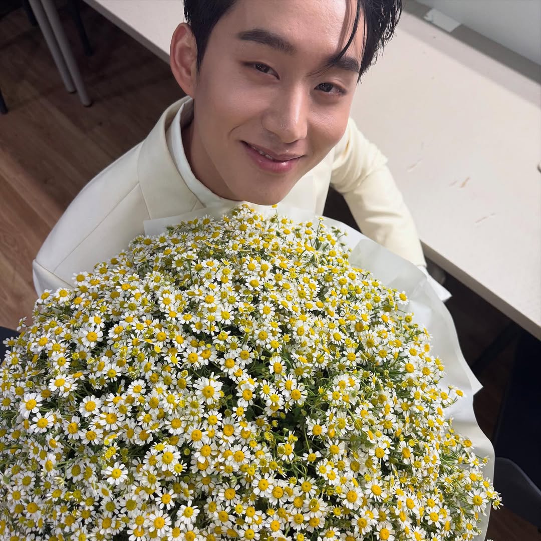 appch__'s tweet photo. ไม่น่าจะวาง เค้าถามว่สหนักมั้ยฮีตอบนิดนึงแต่ไม่เป็นไรถือได้ อือๆๆๆๆ
 
#เอสวางดอกเดซี่ยัง https://t.co/ltmoo5VGwt