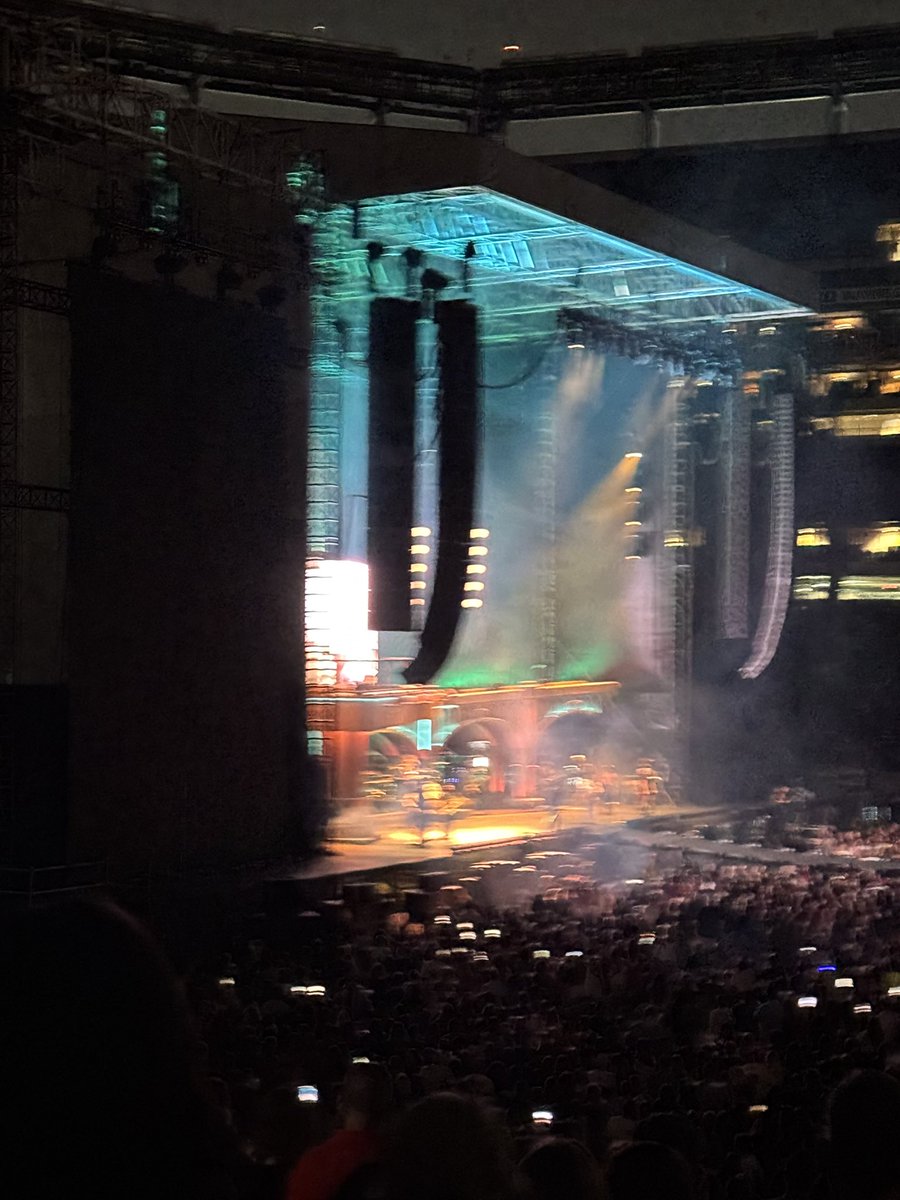 amc0989's tweet photo. @ticketmaster my ticket wasn’t labeled “obstructed view” please assist - couldn’t see a big portion of the stage where @jonasbrothers performed or the screen they used to introduce songs etc https://t.co/Vgy43mDk2E