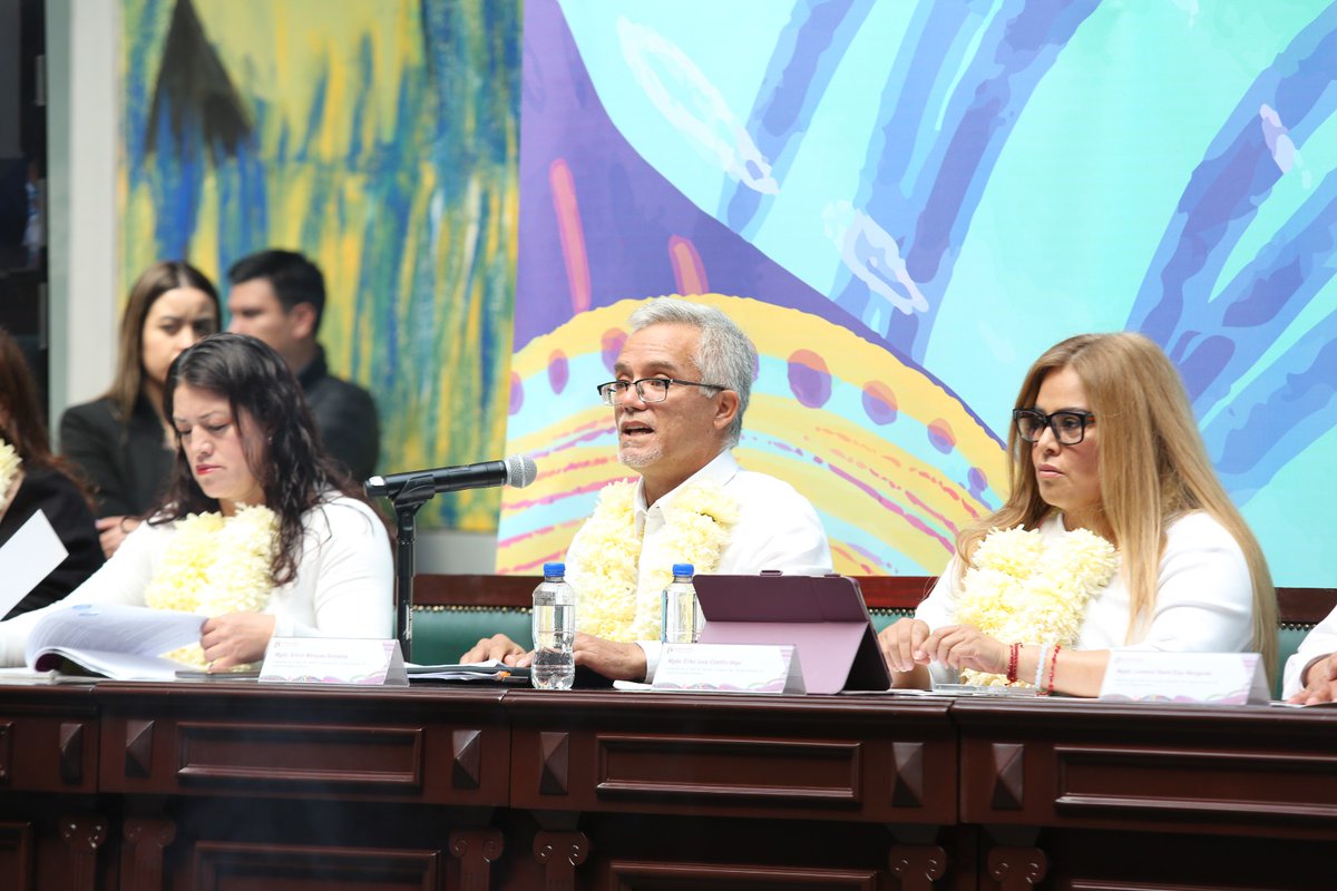 PJEdomex's tweet photo. La #SalaDeAsuntosIndígenas del #PJEdomex otorgó amnistía a Bonifacia, mujer mazahua, adulta mayor, que vivió en pobreza, rezago educativo y fue víctima de violencia, sexual y patrimonial. Sin traductor de su lengua y sin perspectiva de género, fue sentenciada en procedimiento abreviado a 8 años y 9 meses de prisión por homicidio simple, vulnerando su derecho a un debido proceso.

Tras el análisis de su caso, se acreditaron violaciones graves a sus derechos humanos, así como su condición de persona no reincidente y sin riesgo de violencia futura. Hoy, después de 3 años y 7 meses en el Penal de Santiaguito, recupera su libertad y su dignidad. 🌿✨