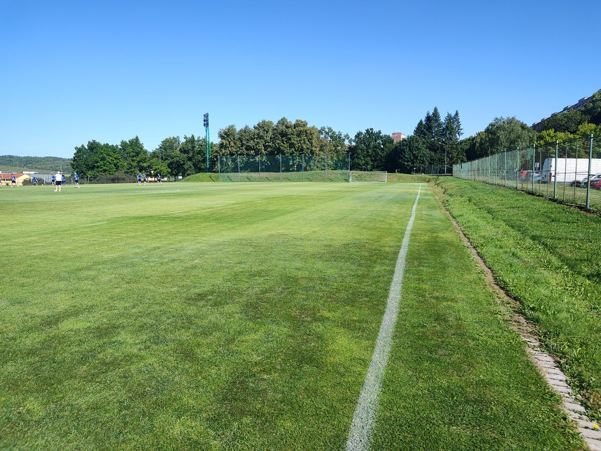 Letošní léto fotbalu přeje. Trávníky jsou zelené a bohaté na vláhu. Hned se trénuje jinak, tréninkové hřiště na stadionu vypadá po letech výborně.