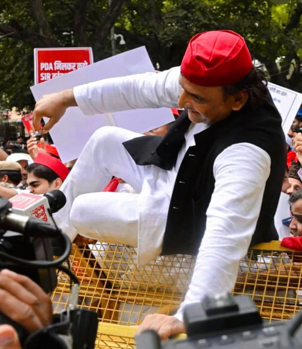 हाथी घोड़े टोप तलवारें,
फौज तो तेरी सारी है 
पर जंजीर में जकड़ा राजा मेरा 
अब भी सब पर भरी है🔥

जय समाजवाद जय अखिलेश

#AkhileshYadav