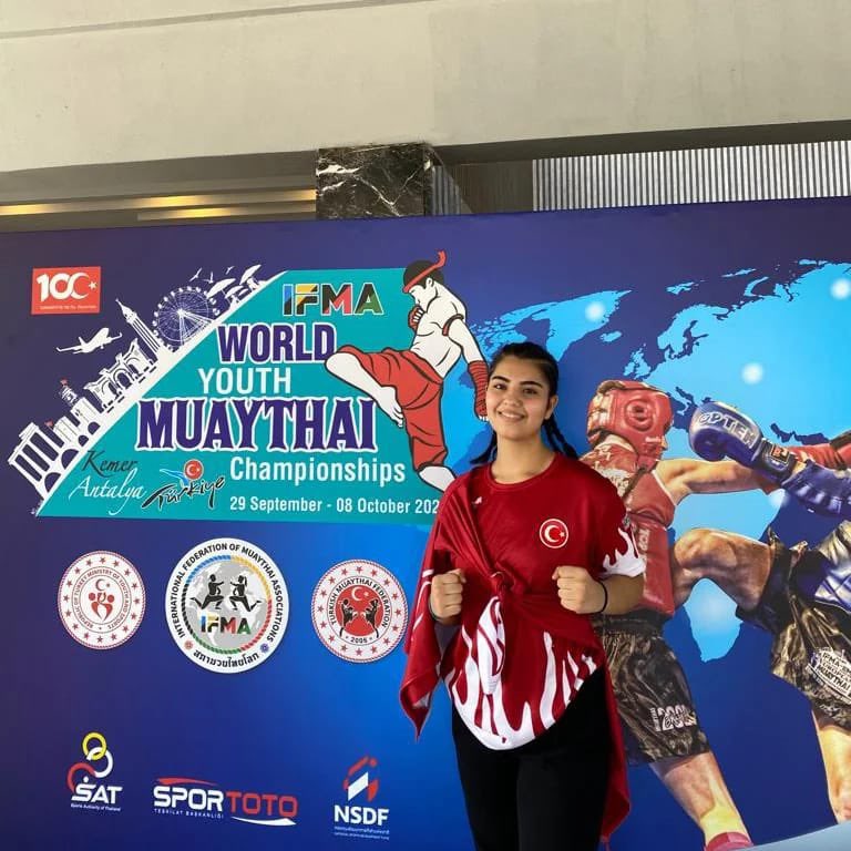 Fadime Kardeş
Kick boks Türkiye3.sü
Kick boks wako world 3.sü
Muay Thai alt genç dünya 2. si
Muay Thai Türkiye 3.lüğü ile göğsümüzü kabartan başarılı bir şampiyon
İlçe Kadın Kolları Başkanımız Sn Nevruz Doğan, Bugün onunla tanışmanın gururunu yaşadı ve bizlere de yaşattırdı