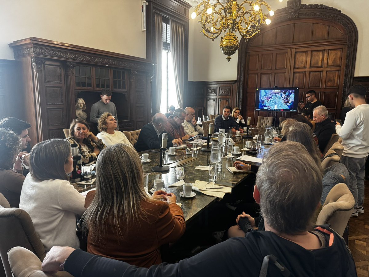 La prioridad debe ser garantizar derechos y acompañar a quienes más lo necesitan. Junto a concejales, diputados nacionales y provinciales y convencionales constituyentes, participamos de la Mesa de Trabajo por la Emergencia en Discapacidad.