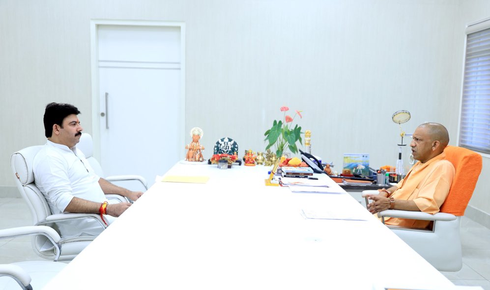 johnyrathi's tweet photo. माननीय मुख्यमंत्री श्री @myogiadityanath जी महाराज से आज लखनऊ में देवरिया क्के सम्मानित विधायक डॉ. शलभ मणि त्रिपाठी जी ने शिष्टाचार भेंट की। 

भारतीय राजनीति के प्रखर नक्षत्र डॉ. शलभ मणि त्रिपाठी जी का माननीय मुख्यमंत्री जी के साथ यह मिलन दृढ़ नेतृत्व और समर्पण का प्रतीक है। 🌟🤝 https://t.co/fbuWveeeI4