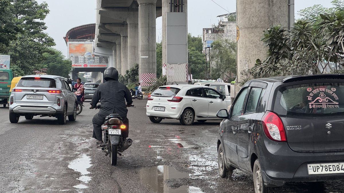kanpursneed's tweet photo. कानपुर विश्वविद्यालय के सामने सड़कों को खोद के उसके अंदर की layers के बारे में रोज़ पढ़ाया जाता है जिसकी वजह से ऊपरी सतह अब चांद की तरह हो गयी है। जल्दी ही विश्विद्यालय में शोध के छात्र इस सतह पर रोवर चला के अपने चंद्रयान मिशन के लिए डेटा कलेक्ट करेंगे। उसके बाद PWD यहाँ सड़क का निर्माण करेगा।