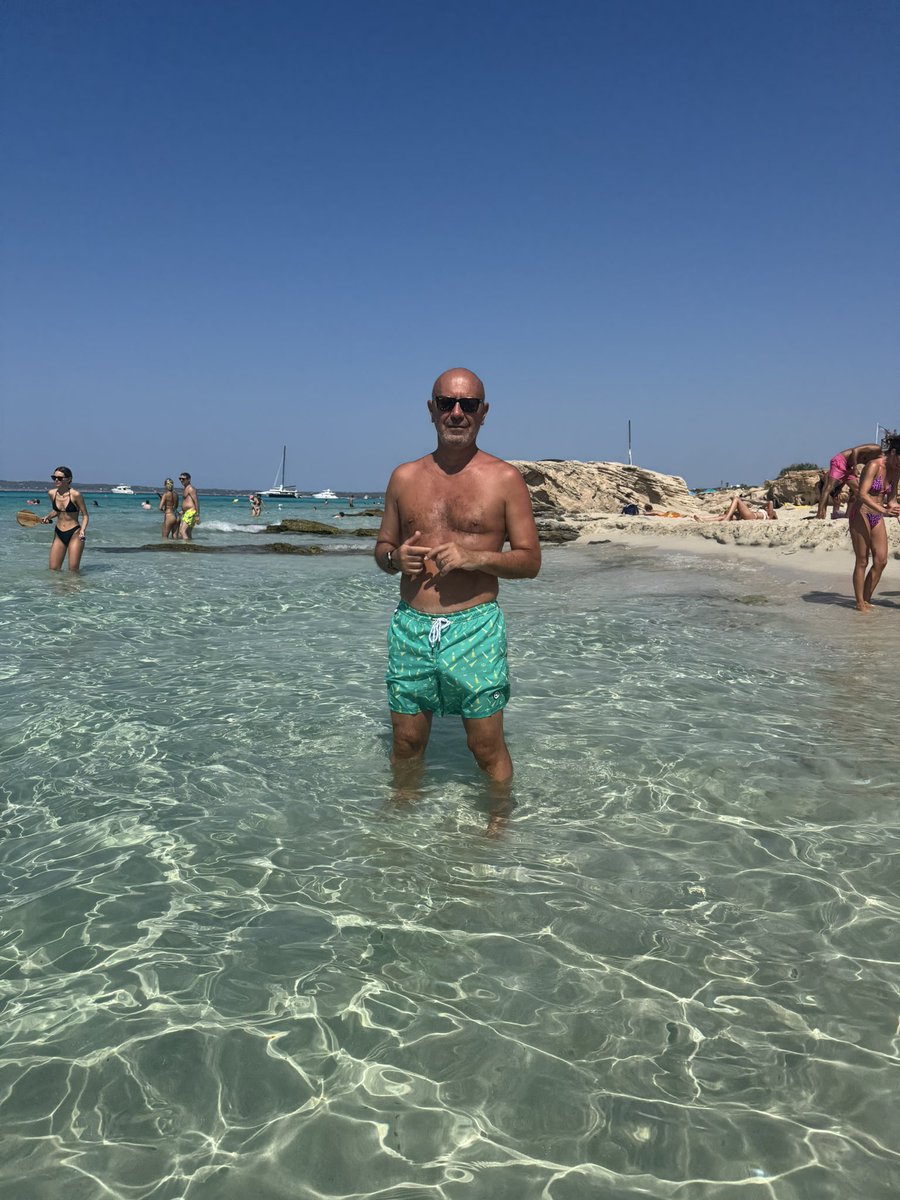 Dalle scogliere dorate di Es Copinar alle acque cristalline di Illetes: ogni angolo è un invito a tuffarsi.
☀️ Sole, mare e libertà… il resto può aspettare.

#Formentera #Travel #Paradise #BeachVibes #Summer2025