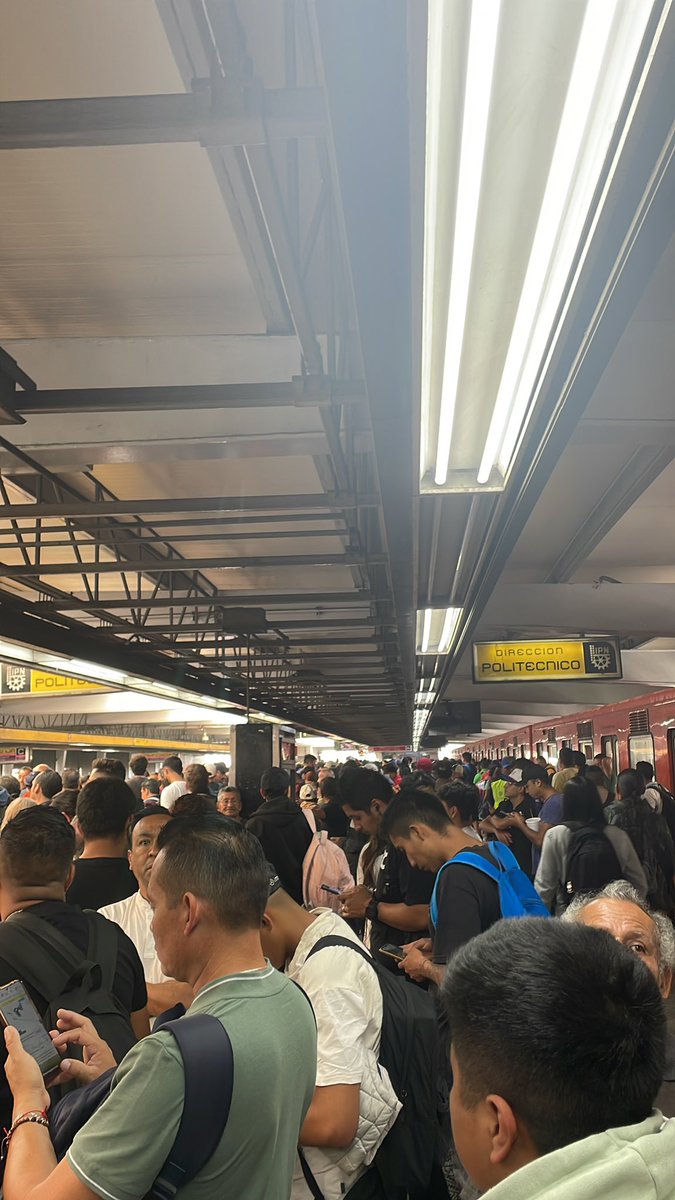 vaiiniipop's tweet photo. @MetroCDMX ¿Qué pasa en línea 5? 🙄 https://t.co/bRLh39NqmS