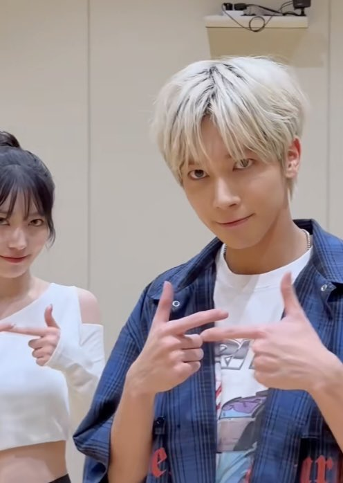 npomvtt's tweet photo. Sakura do LE SSERAFIM e Taehyun do TXT https://t.co/QoiwYBOUG6